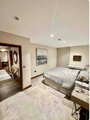 Spacious 2 bed 2 bath Chelsea Bridge Apt gallery image 5