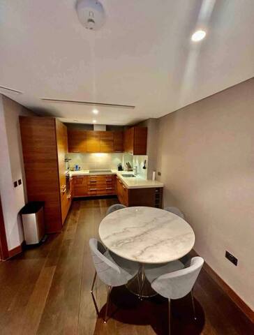 Spacious 2 bed 2 bath Chelsea Bridge Apt gallery image 3