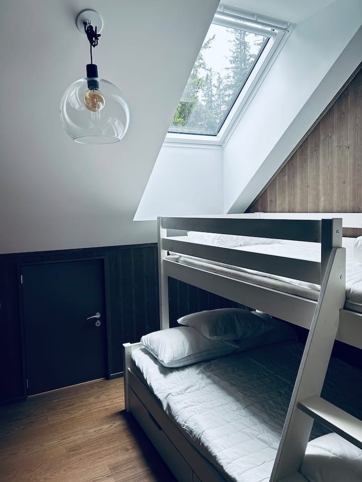 Soveværelse 2 består af en køjeseng, den øverste seng er 90 cm og den nederste er 120 cm.