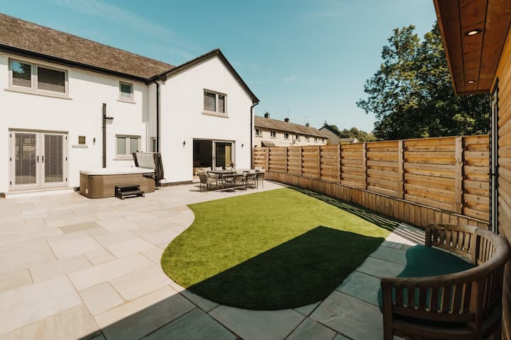 Upper Oak House-with A Hot Tub - Bowness-on-Windermere