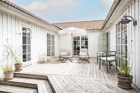 Beachfront villa with large garden