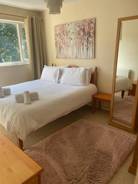 Beautiful, stylish for 5, town 5 min walk, parking