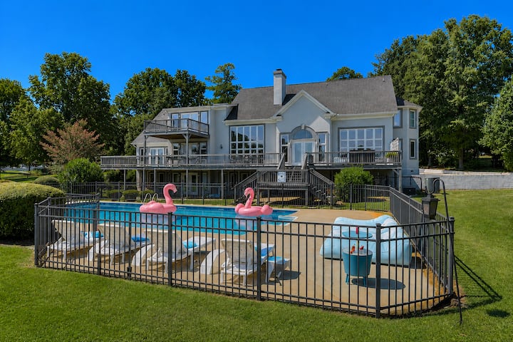 Luxury Lakefront Retreat with Pool, Kayaks, Arcade - Houses for