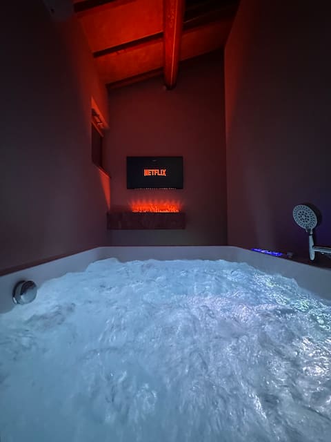 Cottage with jacuzzi in Tuscany