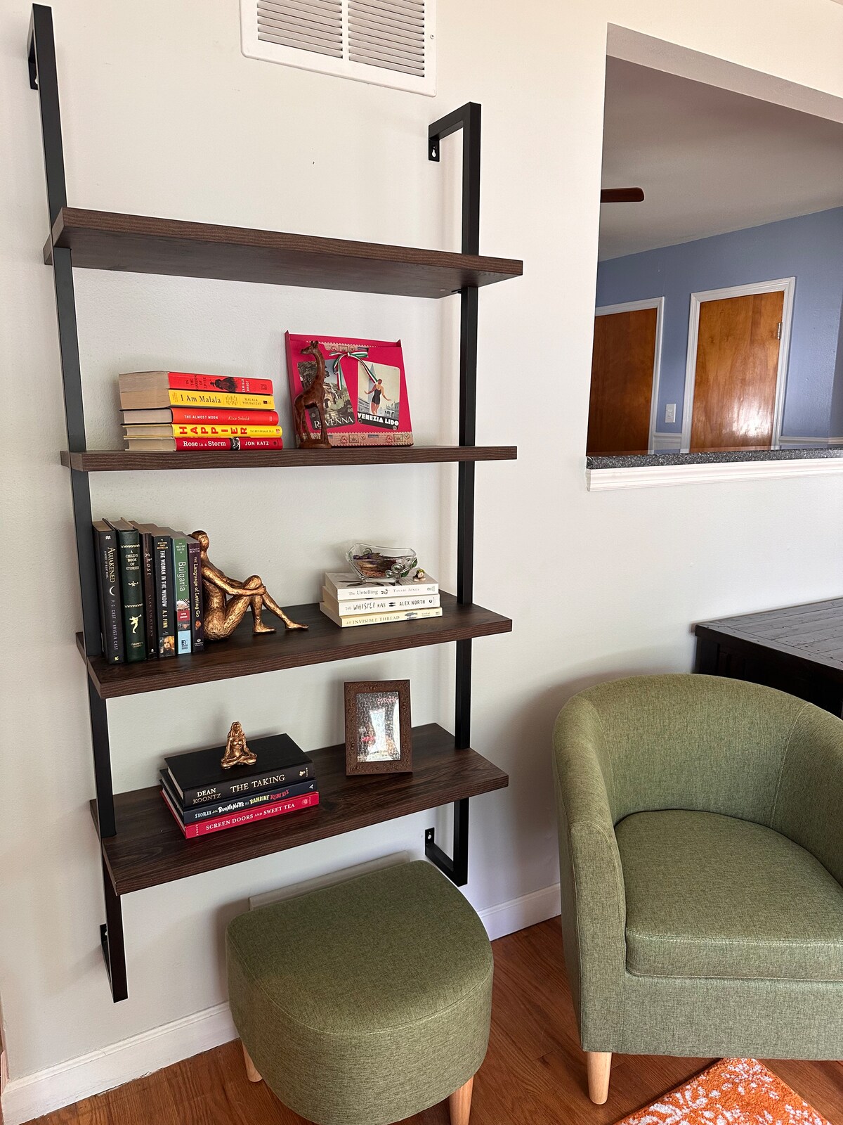 Ofrojmë gjithashtu një përzgjedhje librash për kënaqësinë tënde të leximit. Lidhu me një libër të mirë dhe bëje qëndrimin vërtet të veçantë!