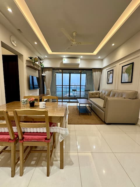 The Cozy Cove: Serene Stay, Balcony Sunrise Views