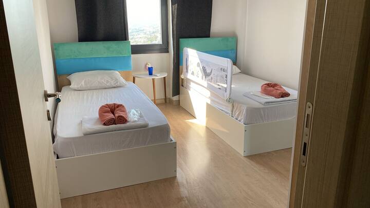 שתי המיטות של החדר. מיטה עם הגנה נשלפת 