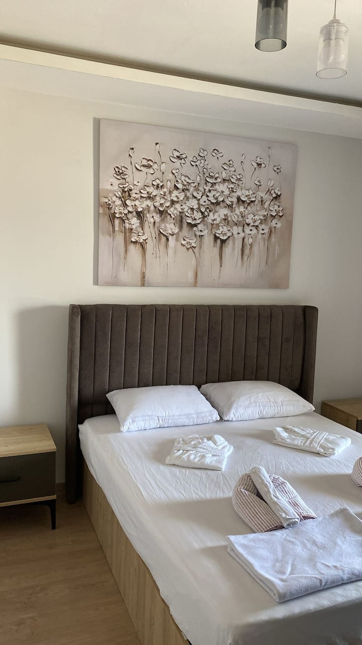 מיטה זוגית בחדר השינה 