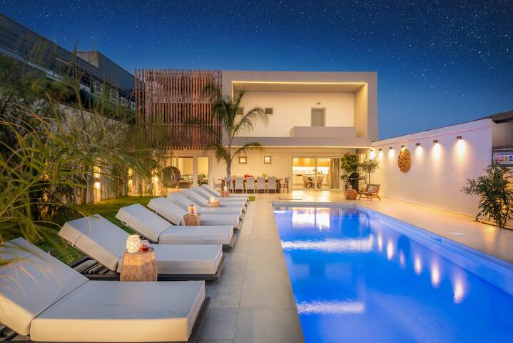 Hypnosis Beachside Villa with private heated pool