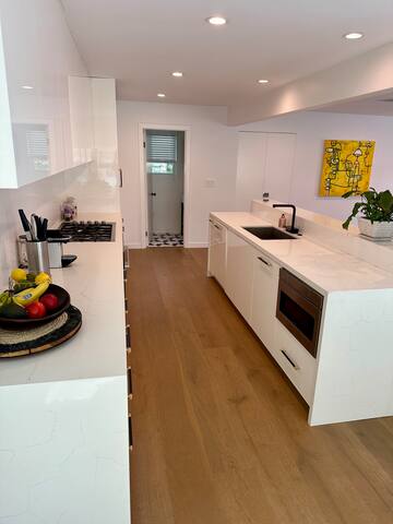 Designer home near Beach, Canals gallery image 4