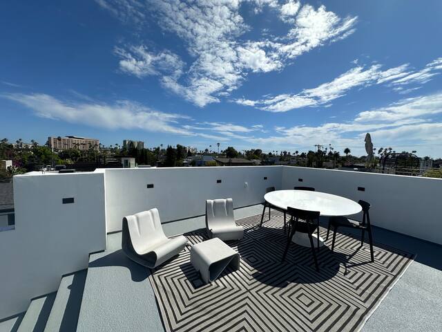 Designer home near Beach, Canals gallery image 3