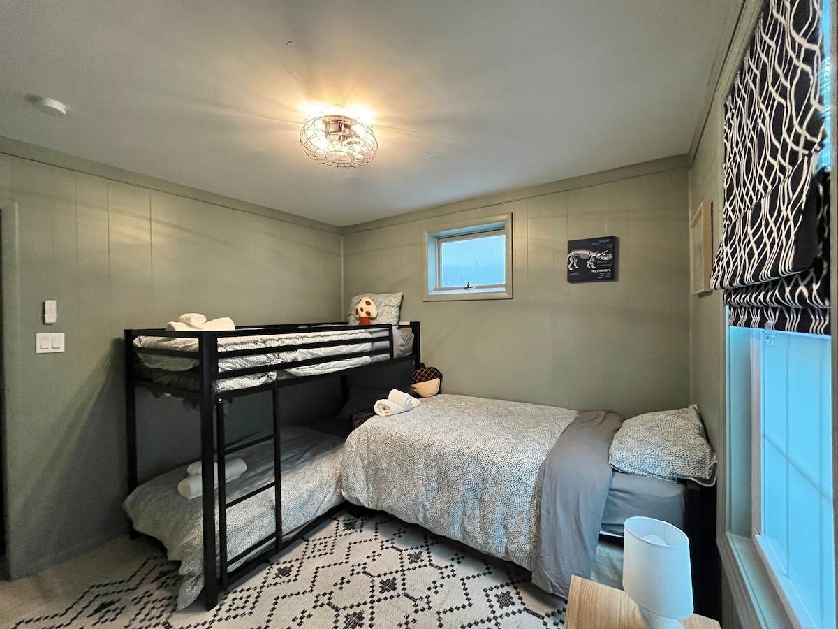 上下铺和一张带脚轮的单人床-配备磁铁瓷砖，让小家伙忙起来！