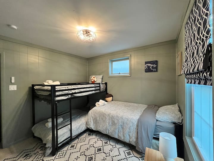 Litera y una cama individual con cama nido, ¡equipada con azulejos magnéticos para mantener al pequeño ocupado!