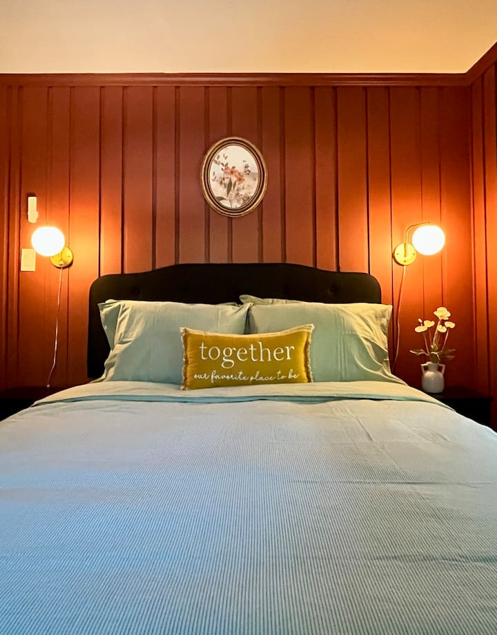 El encanto vintage moderno se une a la comodidad acogedora: un refugio cálido y acogedor con toques atemporales. 