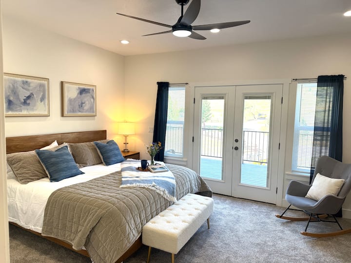 Hlavná spálňa na hlavnom poschodí s priamym prístupom na terasu - zobuďte sa s krásnym výhľadom z najlepšej izby v dome!