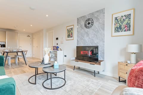 Meadow Bliss 2 BED 2 BATH+ Netflix +OnStreet Park