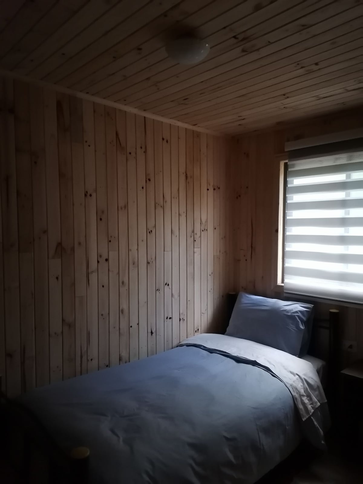 1 ადგილიანი საწოლი, ბამბის ზეწრები, ბუმბული ქვემოთ, დამატებითი საბნები. 