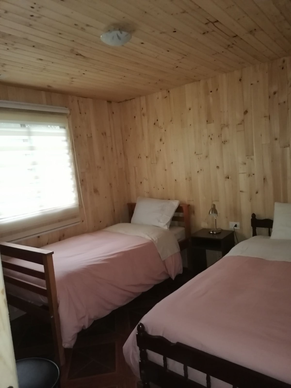 1 საწოლი 1 კვადრატული და 1 1/2 კვადრატული საწოლი, როგორც ბამბის ზეწრებით, ისე ბუმბულით ქვემოთ, დამატებითი საბნები. 