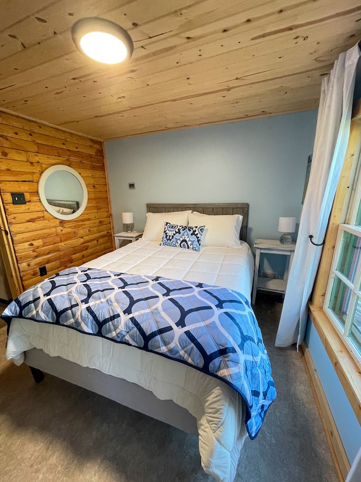 超级舒适的12英寸厚记忆泡沫床垫、优质床上用品、枕头和被子。 醒来后欣赏休伦湖的美景。