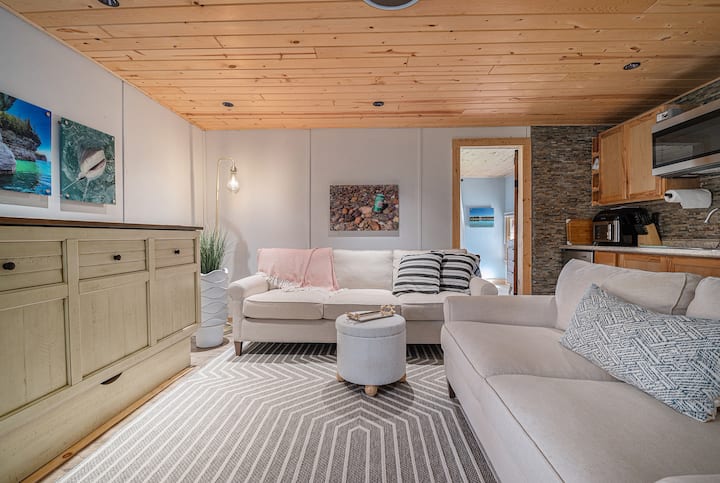 板条箱和木桶沙发、小厨房和电壁炉。 环绕音响系统是电影之夜的完美选择！