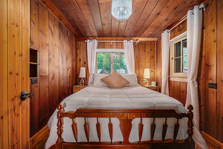 复古松木室内装潢，内置衣橱和抽屉，可供您穿泳衣！