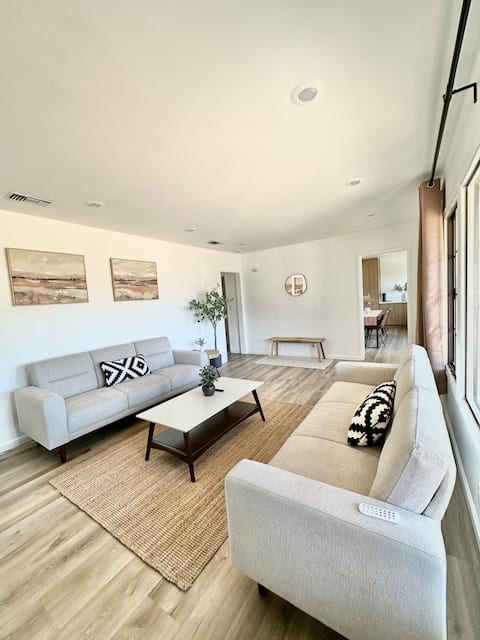 Top performing Airbnb: Newly Renovated Front Home 3B/2B | Bright & Modern in Los Angeles
