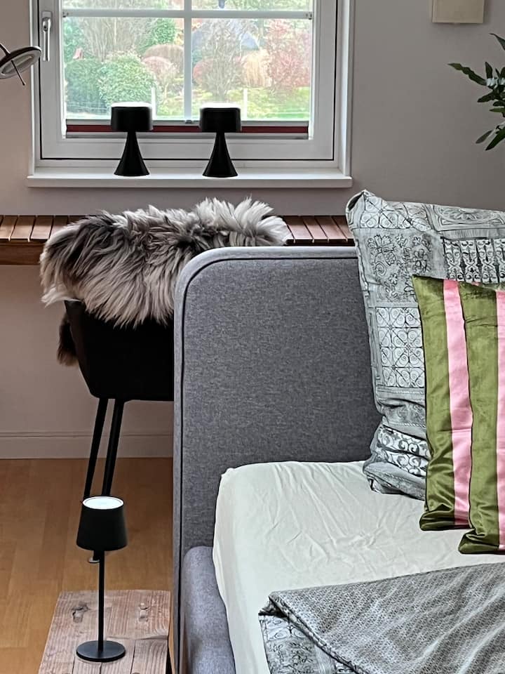 ในห้องใต้หลังคามีเตียงหุ้มเบาะ (1.40 ม. x 2.00) สำหรับ 1 คน