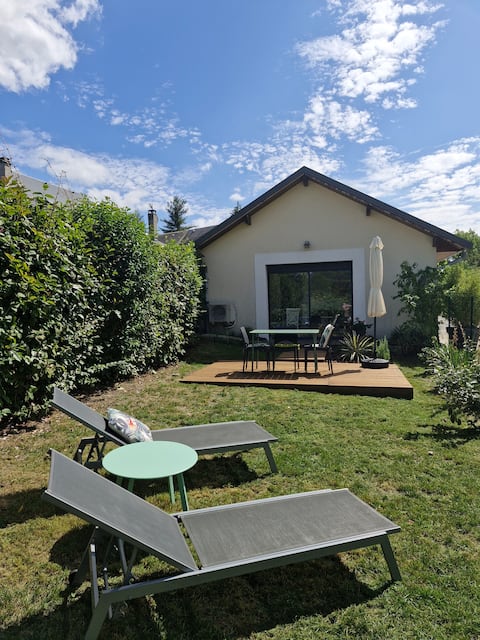 Charming little house, terrace and garden, 3*