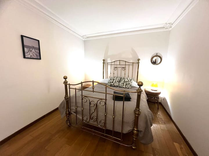 152 × 203 სმ ზომის საწოლი საძინებელში