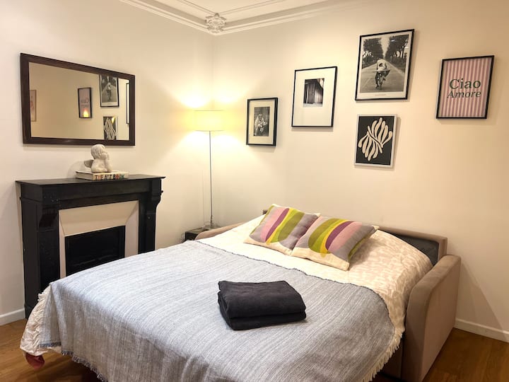 Გამოწიეთ გასაშლელი დივანი 2 ადამიანისთვის