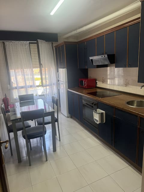 Propiedad de Airbnb exitosa: RENFE-ALSA Clínica VEGA and Asturias stations en Oviedo