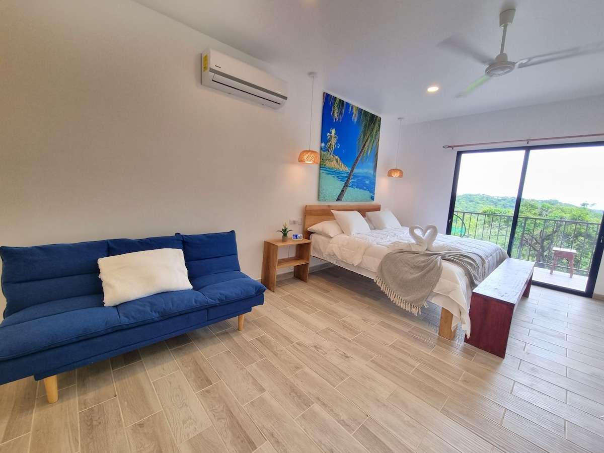 Dhoma kryesore E gjumit:

-Krevat dopio "King"
- Krevat tek
-Sófa Cama Azul
- Banjë e kompletuar
-Airea acondionado
- Ventilator tavani
-Terraza me pamje të bukura
-Alexa system ( muzikë )