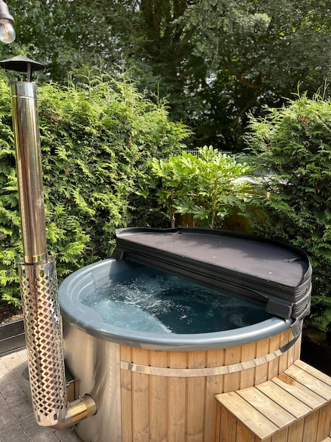 *2025 Upgrade*
Luxury Log cabin wood fire hot tub