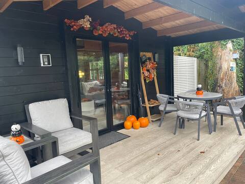 Caban Tan Y Dderwen with private wood fire hot tub