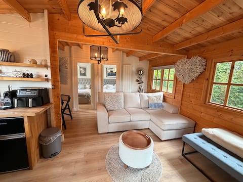 Caban Tan Y Dderwen with private wood fire hot tub