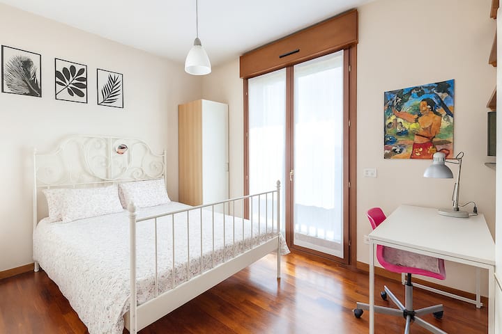 Bright bedroom, queen-size bed