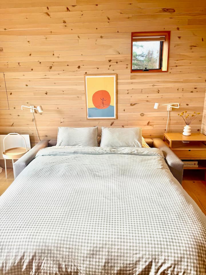 Удобен брачен кревет на извлекување во студиото (посебна зграда од главната викендица). 