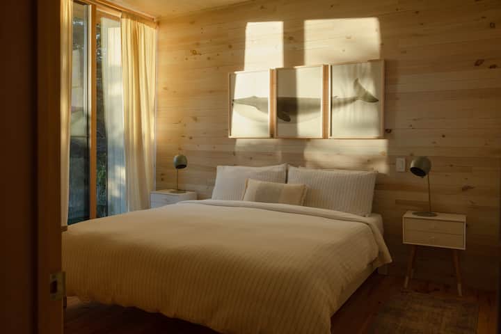 Главна спална соба со брачен кревет (широк 180-220 см). 