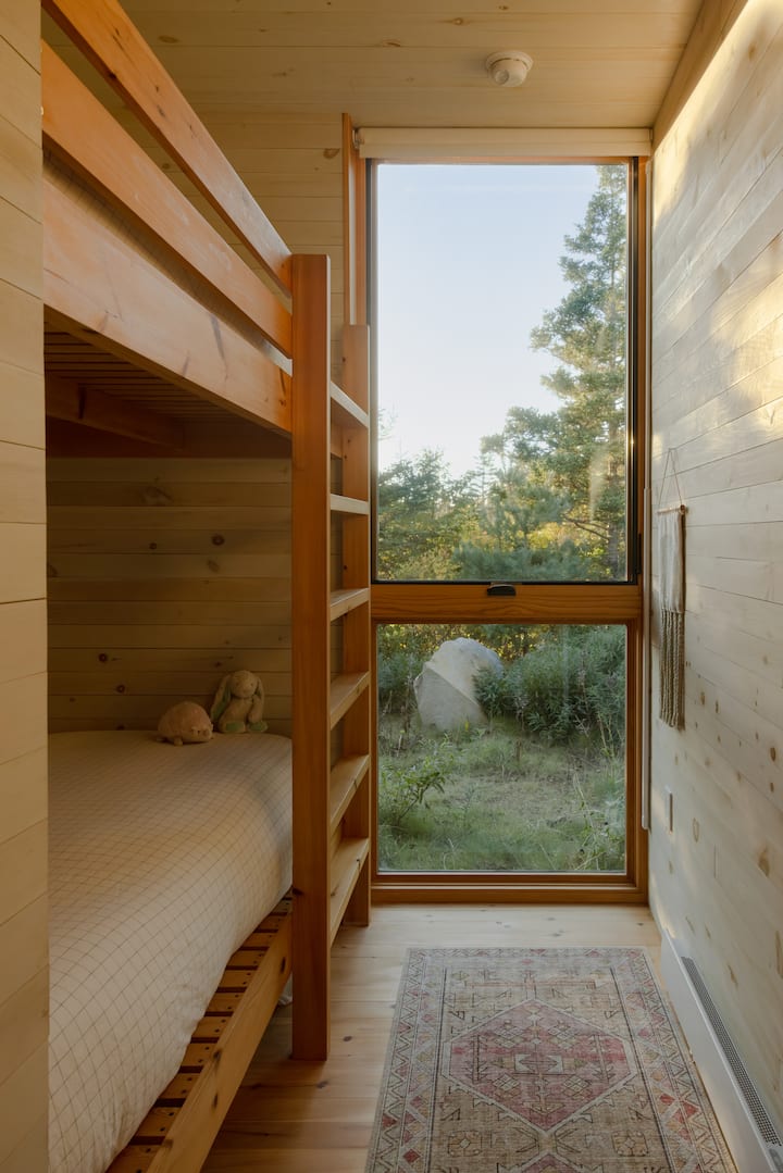 Соба на спрат со два единечни кревета. 