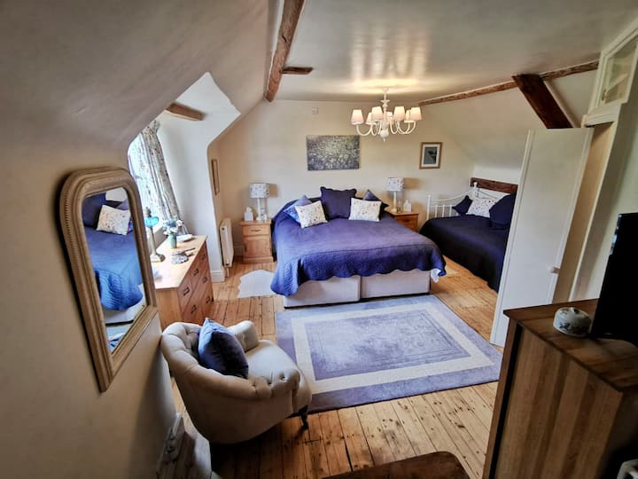 Hauptschlafzimmer mit Super-Kingsize-Bett und Einzelbett.  Blick auf den Garten.  Eigene Dusche.