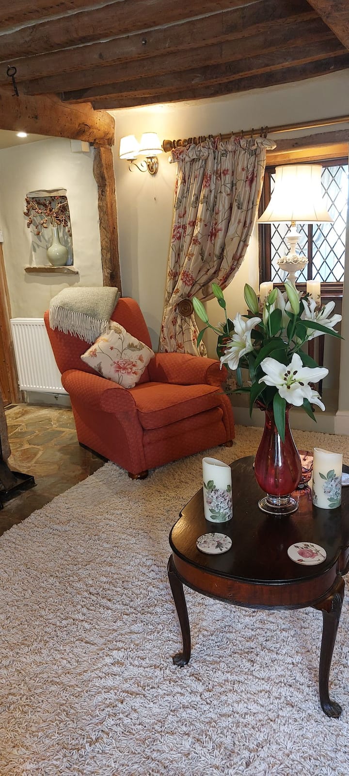 Gemütlicher Flügelstuhl am Holzofen