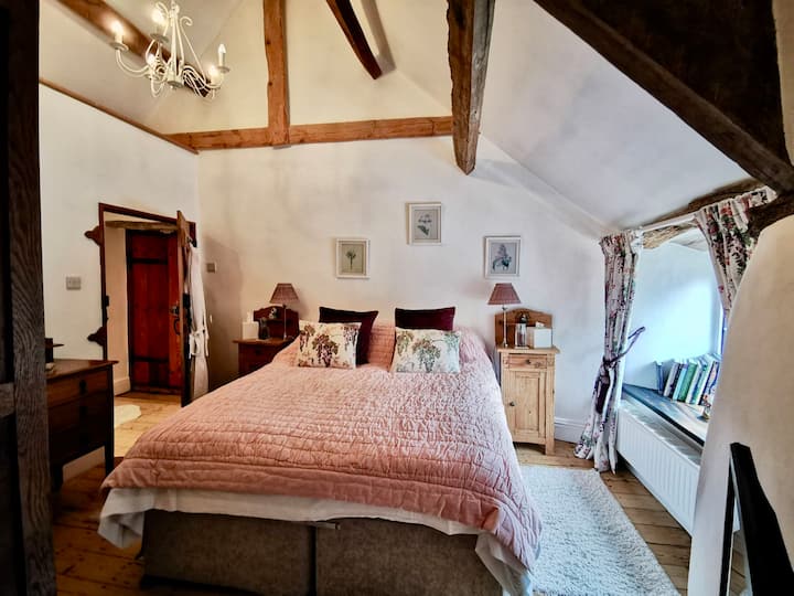 kingsize-Bett, das zu zwei Einzelbetten zusammengestellt werden kann.