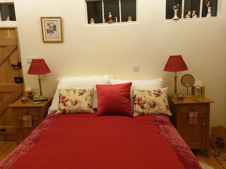 Kingsize-Bett, das zu zwei Einzelbetten mit großem angeschlossenem Badezimmer zusammengestellt werden kann