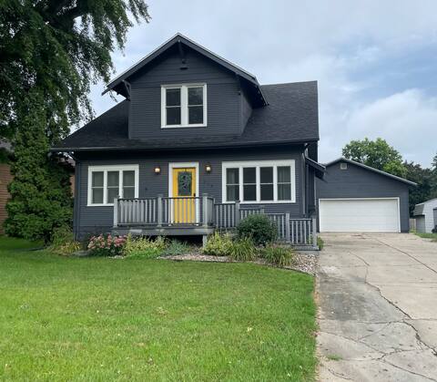 Entire private home within a short walk to Dordt