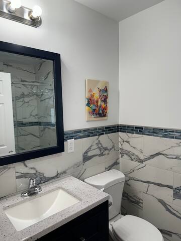 New! Bright & Spacious Apt | Prime Location gallery image 4