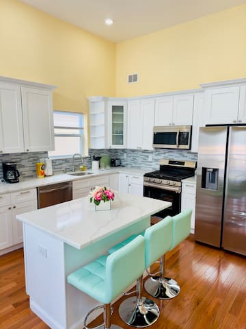 New! Bright & Spacious Apt | Prime Location