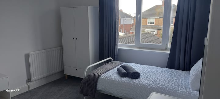 2 единечни кревети
ноќни масички и светилки 
масичка за облекување со огледало 
гардероба 
фен за коса во долната фиока на гардеробата