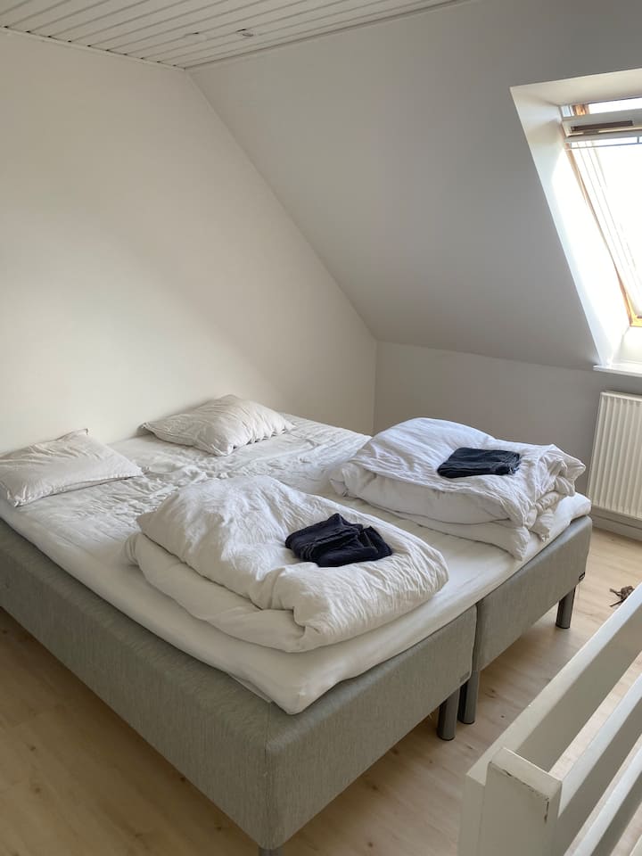 เตียงคู่อยู่ในที่เก็บของ