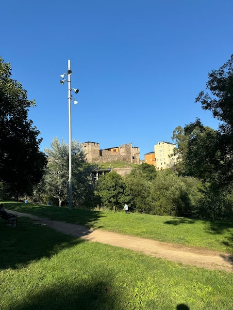 Propiedad de Airbnb exitosa: Paseo del Río VUT-LE-1271. 3 Bedrooms, 2 Bathrooms and a Garage en Ponferrada