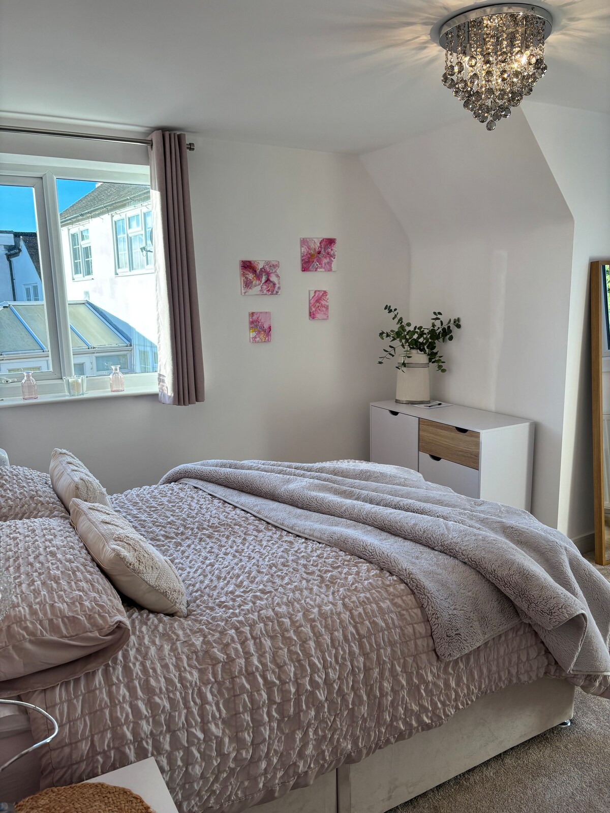 Спалнята две се използва за втори гости, които трябва да са приятели, колеги на първия гост. 

Тази стая няма да се използва за гост от трета страна, докато спалнята е заета.

В тази стая има малък хладилник, прясно мляко, с удобства за чай и кафе.